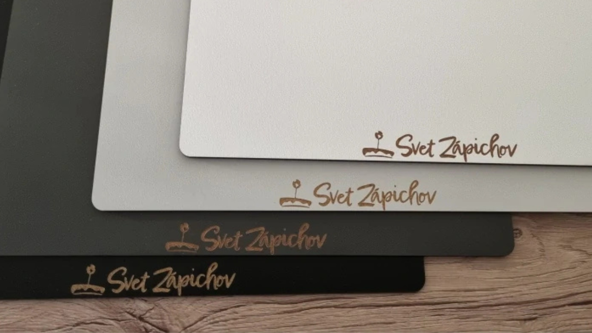 Ukážka gravíru na podnose